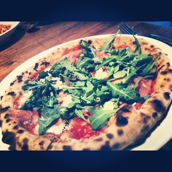 Снимок сделан в Novo Pizzeria &amp; Wine Bar пользователем KC C. 6/24/2012