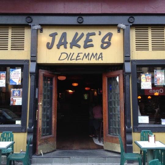 Foto diambil di Jake&#39;s Dilemma oleh Andrew R. pada 11/3/2011