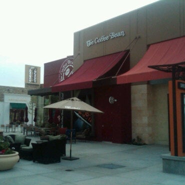 Photo taken at The Coffee Bean &amp; Tea Leaf by Dean V. on 4/13/2011
