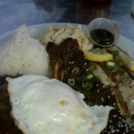 Photo taken at Da Kine&#39;s Plate Lunch PL Hawaiian by Rithy N. on 11/12/2011
