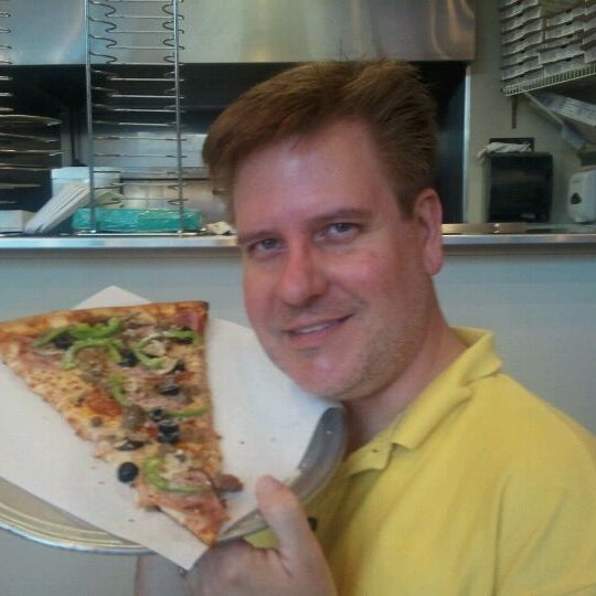 Foto scattata a Russo&#39;s New York Pizzeria da John F. il 9/19/2011