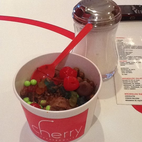 Foto tirada no(a) Cherry Frozen Yogurt por Jude P. em 5/30/2012