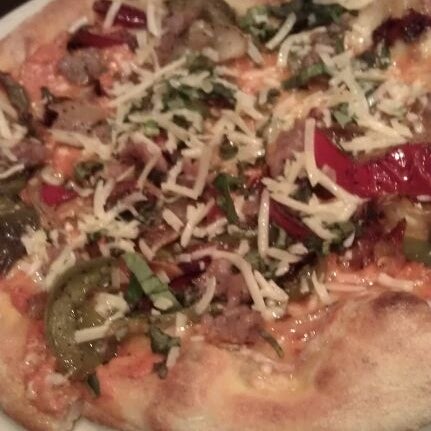 Снимок сделан в Goodfella&#39;s Woodfired Pizza Pasta Bar пользователем Lindsay G. 12/2/2011