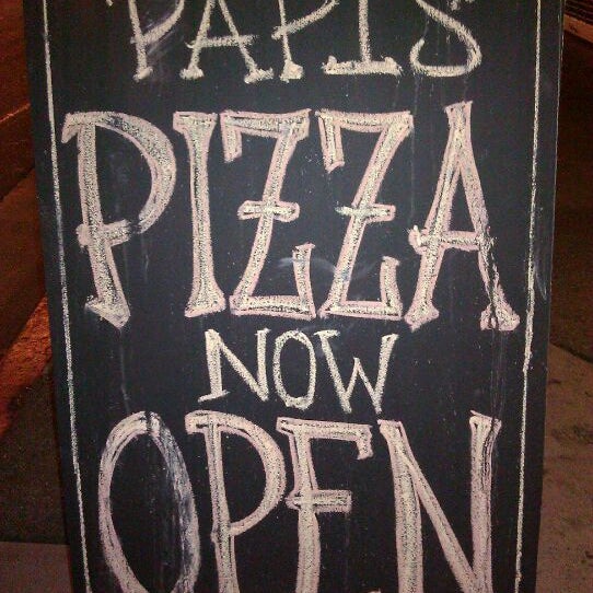 รูปภาพถ่ายที่ Papi&#39;s Pizzeria โดย Johnny T. เมื่อ 1/28/2012