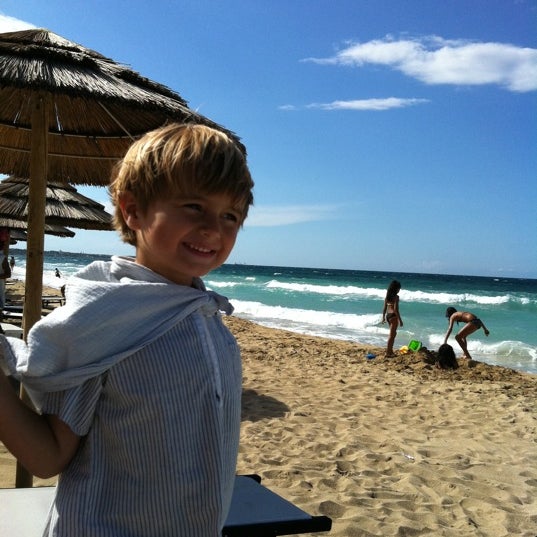 รูปภาพถ่ายที่ Coccaro Beach Club โดย Julien D. เมื่อ 7/29/2011