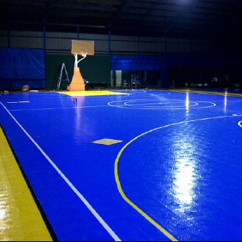 Photo taken at Manna Flooring (Kontraktor Pemasang Lapangan Futsal Di Indonesia) by Bagio W. on 4/5/2012