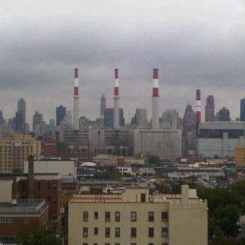 รูปภาพถ่ายที่ Holiday Inn L.I. City-Manhattan View โดย Rebecca S. เมื่อ 9/30/2011