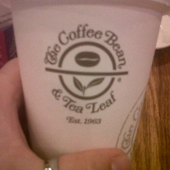Foto scattata a The Coffee Bean &amp; Tea Leaf da Alexandra I. il 12/28/2011