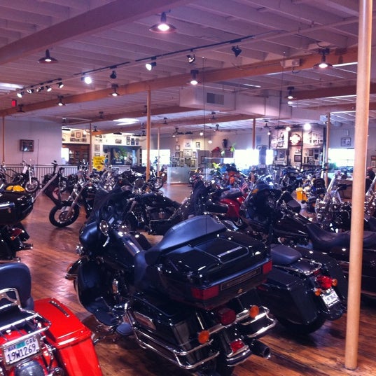 Foto diambil di Dudley Perkins Co. Harley-Davidson oleh Jason A. pada 8/6/2011