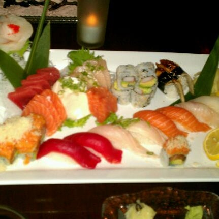 Foto tomada en Sushi Yawa  por Michael M. el 1/12/2012