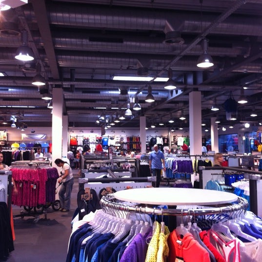 Nike Factory Store Spor Malzemeleri Perakendecisi da foto raflar