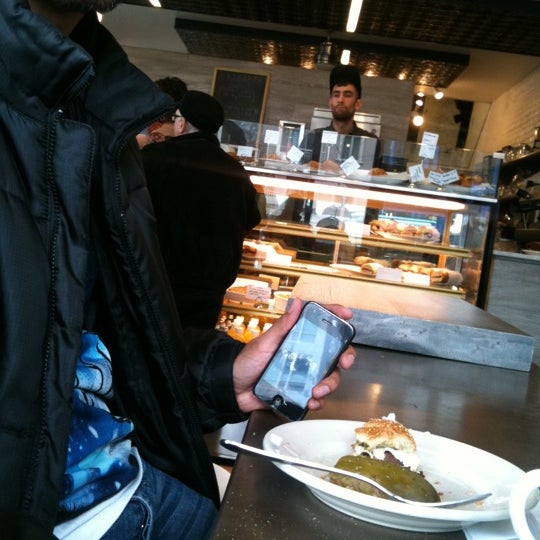 รูปภาพถ่ายที่ Root Hill Café โดย Miryam G. เมื่อ 12/20/2011