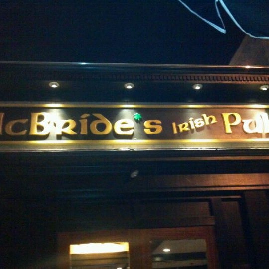 Foto tirada no(a) McBride&#39;s Pub por Eamonn F. em 10/2/2011