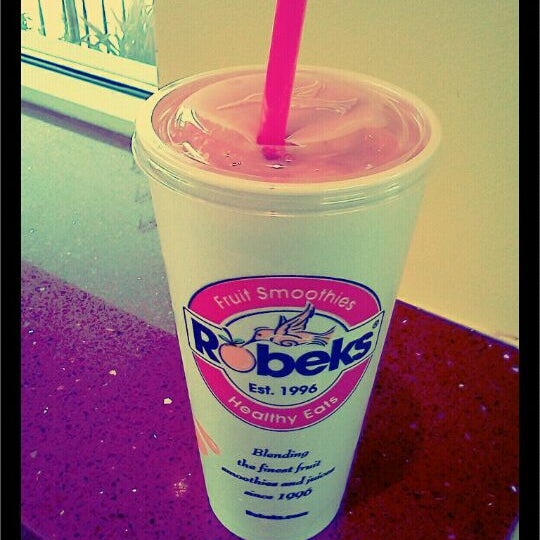 Photo taken at Robeks Fresh Juices &amp; Smoothies by Jasmine R. on 9/14/2011