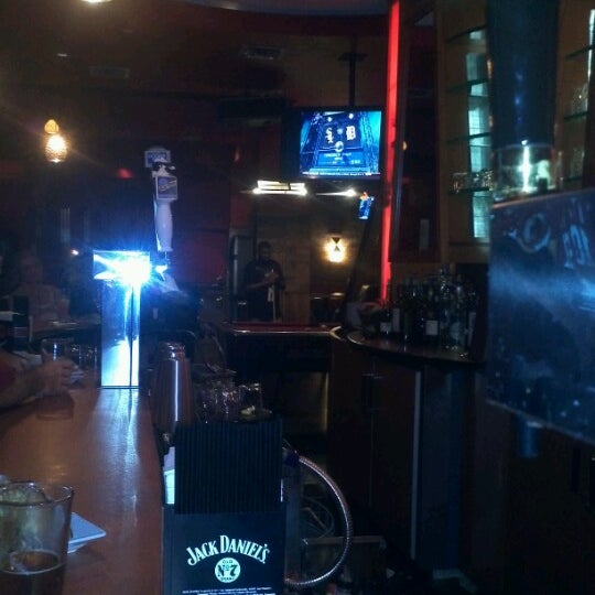 9/2/2012 tarihinde Simone W.ziyaretçi tarafından 85 West Sports Bar and Grill'de çekilen fotoğraf