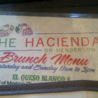 รูปภาพถ่ายที่ Hacienda on Henderson โดย Elisabeth J. เมื่อ 2/21/2012