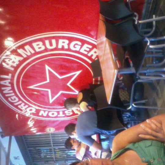 Снимок сделан в Houston Original Hamburgers пользователем DARLANA G. 1/25/2012
