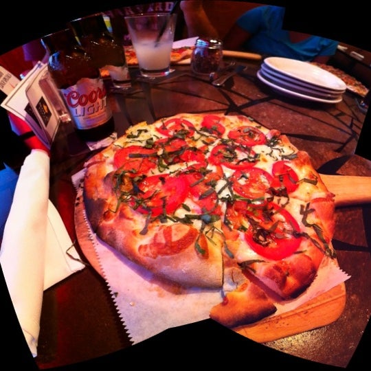 Снимок сделан в SoLo Wood-Fired Pizza пользователем Joe 9/7/2012