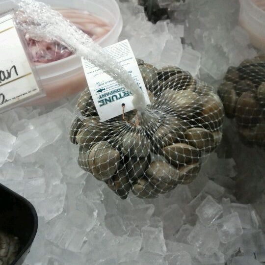 Das Foto wurde bei Robert&#39;s Seafood Market von Lindsay S. am 8/17/2011 aufgenommen