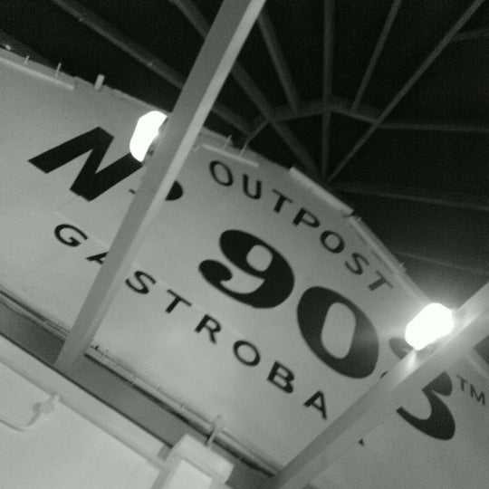 Foto tirada no(a) Outpost 903 Gastrobar por gerard t. em 6/6/2012