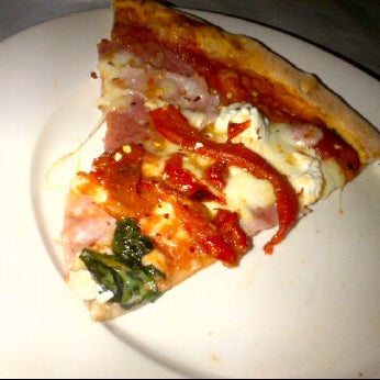 รูปภาพถ่ายที่ Patrizia&#39;s Pizza and Pasta โดย Michael C. เมื่อ 5/17/2012