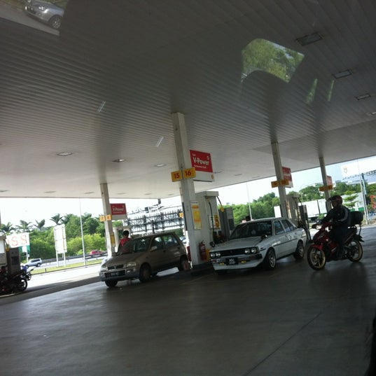 Photo taken at Shell by Ed-mark G. on 4/4/2012