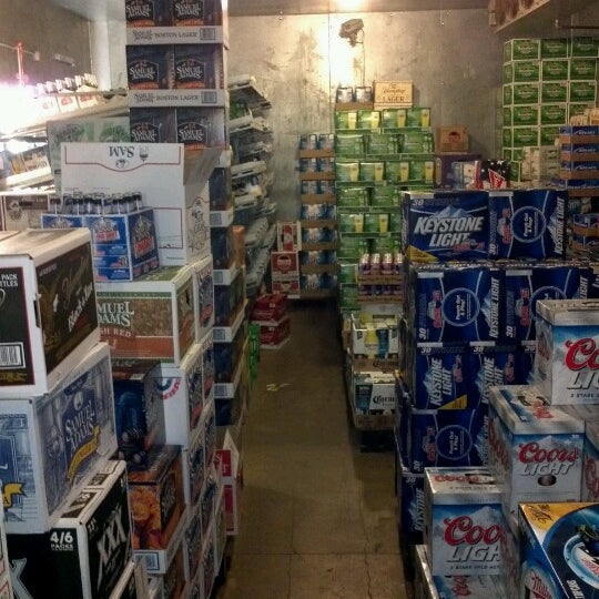รูปภาพถ่ายที่ Wells Discount Liquors โดย Gregory D. เมื่อ 8/6/2012