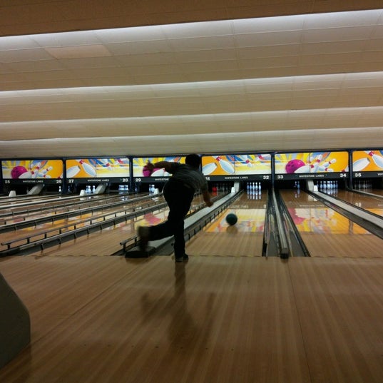 รูปภาพถ่ายที่ Whitestone Lanes Bowling Centers โดย Armando เมื่อ 4/11/2012