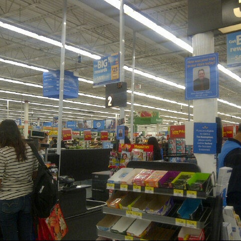 รูปภาพถ่ายที่ Walmart Supercentre โดย Philip C. เมื่อ 9/10/2012