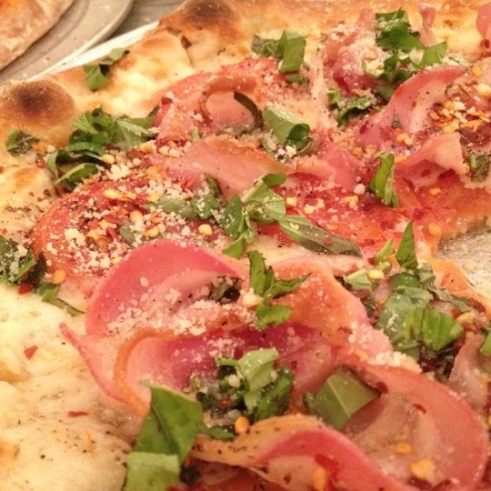 Das Foto wurde bei Bartolotta&#39;s Pizzeria Piccola von C L. am 3/22/2012 aufgenommen