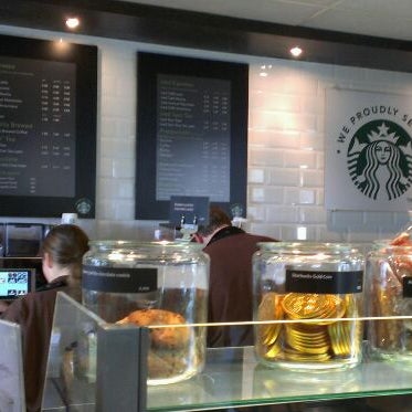 Снимок сделан в Starbucks пользователем Marcello M. 5/14/2012