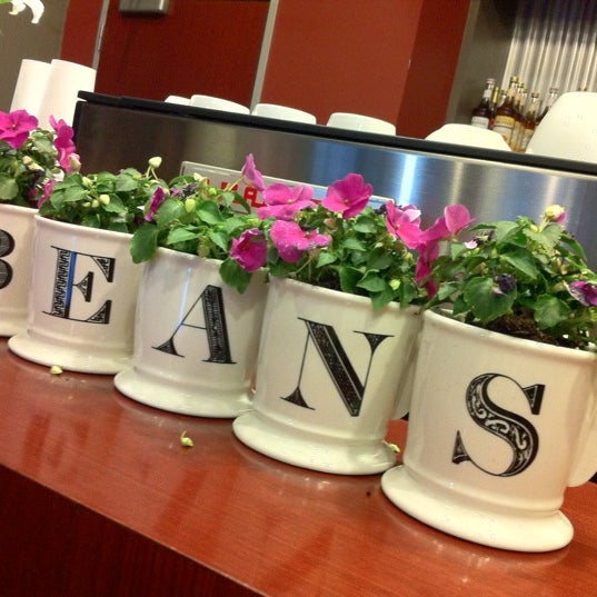 Foto tirada no(a) Beans Cafe por Sarah G. em 3/22/2012