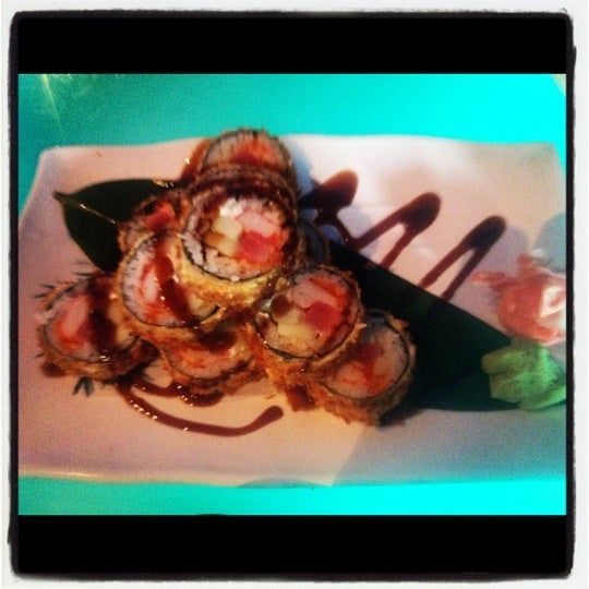 Foto tomada en Bento Asian Kitchen &amp; Sushi  por James C. el 4/19/2012