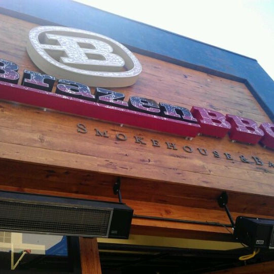5/26/2012 tarihinde Mag D.ziyaretçi tarafından Brazen BBQ Smokehouse &amp; Bar'de çekilen fotoğraf
