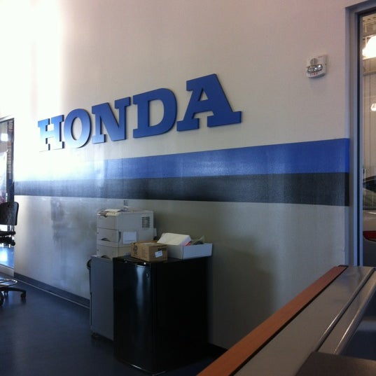 2/11/2012 tarihinde Tammy F.ziyaretçi tarafından Honda of Columbia'de çekilen fotoğraf