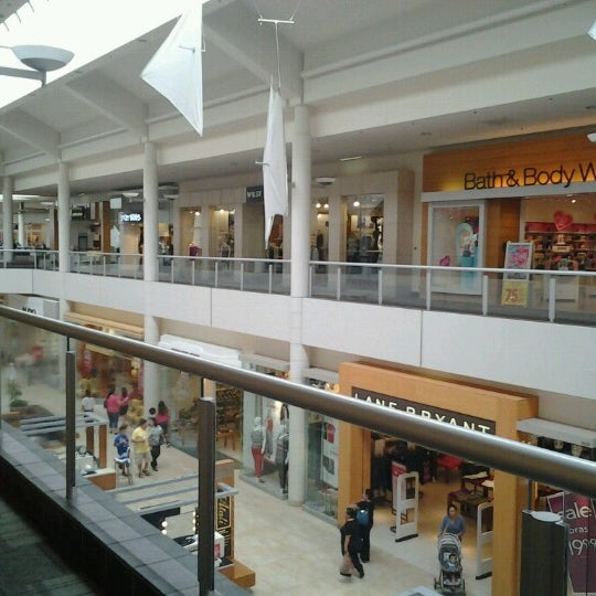 รูปภาพถ่ายที่ The Shops at Montebello โดย Jimena M. เมื่อ 7/12/2012