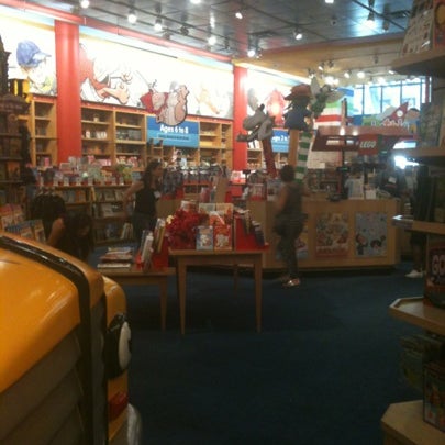 8/2/2012にKaren G.がThe Scholastic Storeで撮った写真
