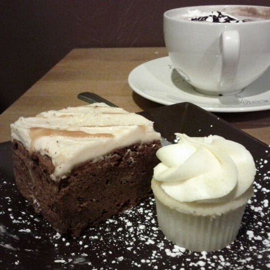 Снимок сделан в The Chocolate, a dessert cafe пользователем David C. 2/18/2012