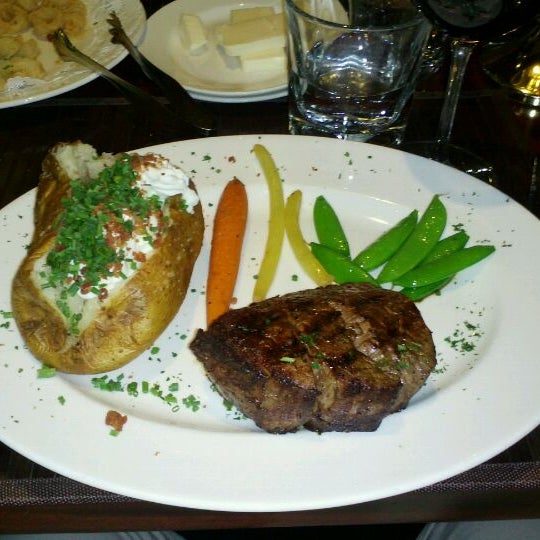รูปภาพถ่ายที่ Donovan&#39;s Steak &amp; Chop House - Gaslamp โดย Carlos F. เมื่อ 6/12/2012