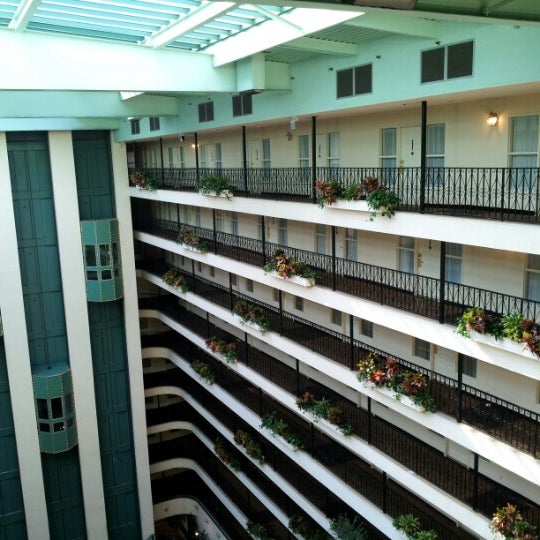 รูปภาพถ่ายที่ Embassy Suites by Hilton โดย Pattie C. เมื่อ 9/12/2012