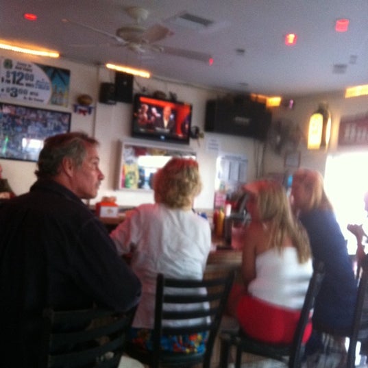 Das Foto wurde bei Toucans Oceanside Bar &amp; Grill von Joe C. am 4/25/2012 aufgenommen
