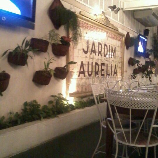 Снимок сделан в Jardim Aurélia Restaurante e Eventos пользователем Luciana R. 4/7/2012