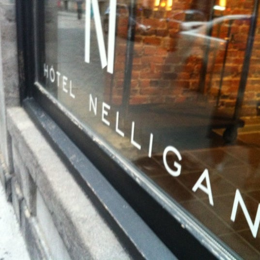 Foto diambil di Hôtel Nelligan oleh Erin M. pada 7/27/2012
