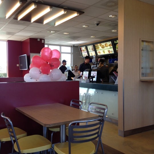 รูปภาพถ่ายที่ McDonald&#39;s โดย Dirk L. เมื่อ 4/30/2012