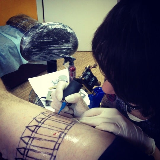 Тату мастер тимати. Тату салон. Хард студия тату. Тату салон блэк. Необычные тату салоны.