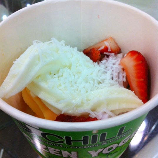 รูปภาพถ่ายที่ Chill Frozen Yogurt Crepes &amp; Coffee โดย Chris L. เมื่อ 5/19/2012