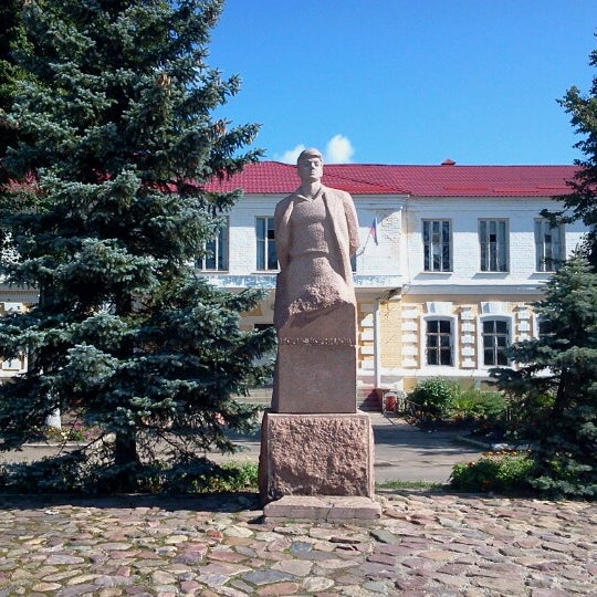 Памятник борису корнилову в городе семенов. Басан бадьминович городовиков памятник в элисте. Л. Памятник б. Статуя богдану хмельницкому ульяновск.