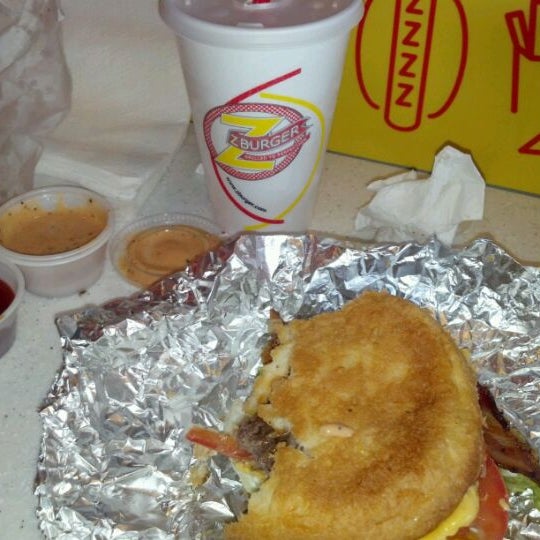 3/15/2012にAtein R.がZ-Burgerで撮った写真