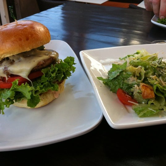 Foto scattata a Hook Burger Bistro da Carolina H. il 5/29/2012