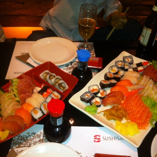 Foto diambil di Sushi San oleh Luis A. pada 3/22/2012